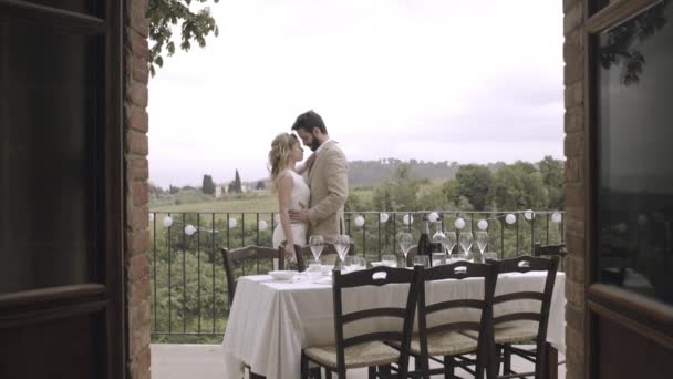 Bride and groom kissing at wedding party — Stock Video