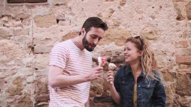 Couple eating ice cream — Stock Video