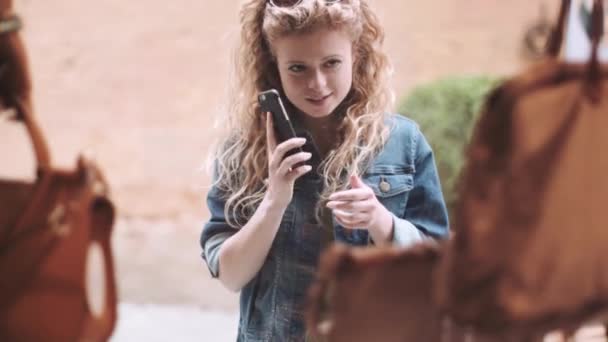 Jovem adulto feminino falando por telefone — Vídeo de Stock