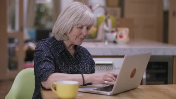 Femme âgée achetant en ligne — Video