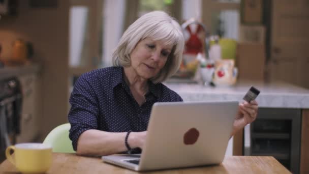 Старшая женщина покупает онлайн — стоковое видео