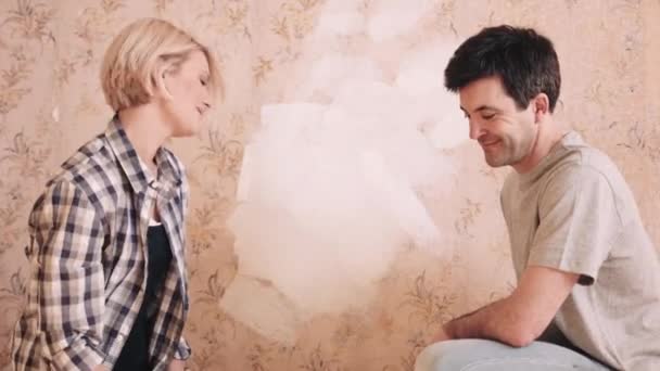 Adult couple painting wall — Stock Footage Adult couple painting wall Royalty Free Stock Footage