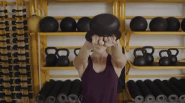 Genç kadın kaldırma su ısıtıcısı çan