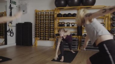 Yetişkin kadınların yoga egzersizleri yapıyor grup