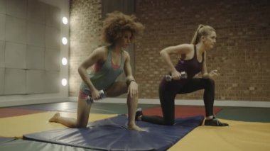 Ağırlık egzersiz iki yetişkin kadın