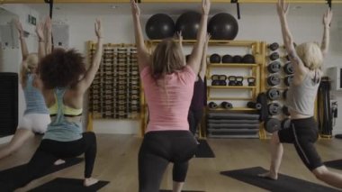 Yetişkin kadınların yoga egzersizleri yapıyor grup