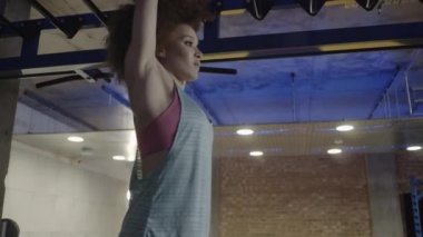 Genç kadın maymun bar egzersizleri yapıyor 