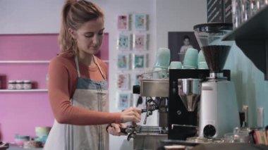 Kadın Barista Kahve Yapıyor