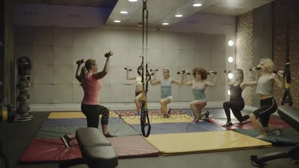Группа взрослых женщин, тренирующихся с гирями — стоковое видео