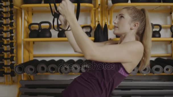 Jovem fazendo exercício com tiras de trx — Vídeo de Stock