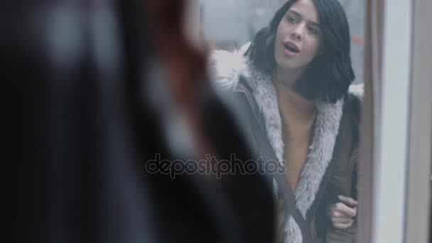 Female friends looking at shop window — Stock Video