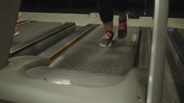 디딜 방 아에 운동 하는 성인 여성 — 비디오