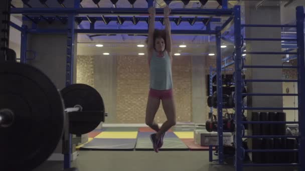 Mujer joven haciendo ejercicios de barra de mono — Vídeo de stock