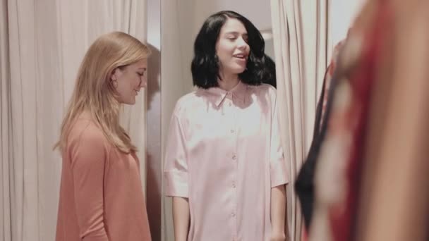 Женщины-подруги примеряют одежду — стоковое видео