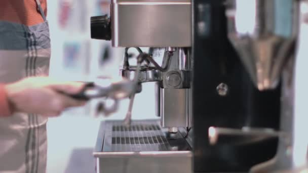 Mujer barista haciendo café — Vídeos de Stock