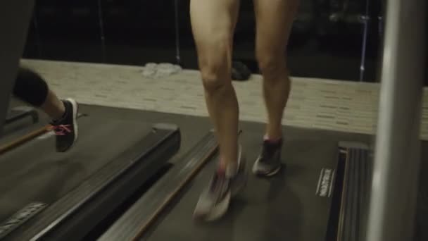 Reife erwachsene Frauen beim Training auf dem Laufband — Stockvideo