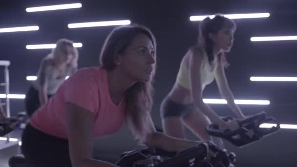 Grupp av vuxna kvinnor spinning klass motion — Stockvideo