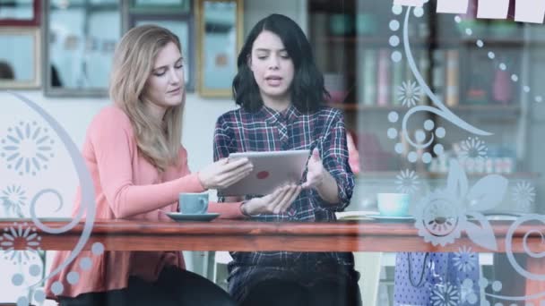 Amigos do sexo feminino olhando para tablet digital — Vídeo de Stock