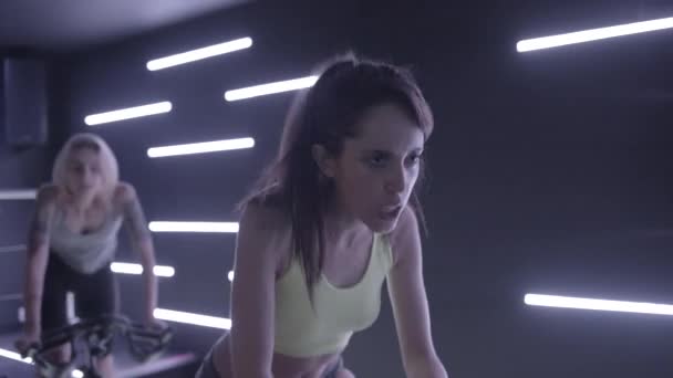 Gruppo di donne adulte esercizio di classe di spinning — Video Stock