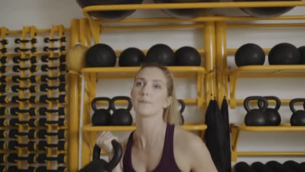 Fiatal nő emelő kettle bell — Stock videók