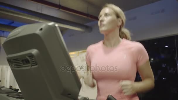 Gruppe erwachsener Frauen trainiert auf dem Laufband — Stockvideo