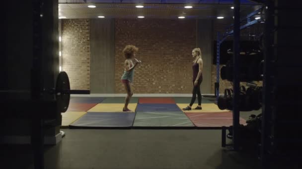 Volwassen vrouw trainen in de sportschool — Stockvideo