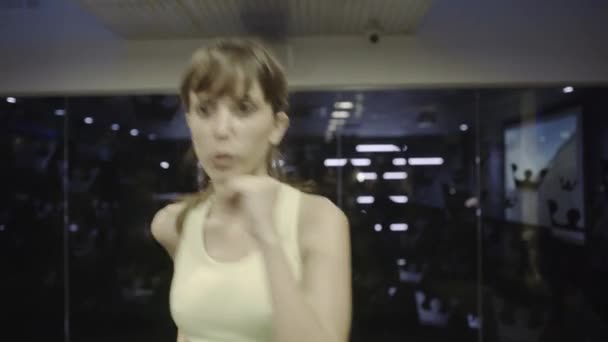 Femmes adultes faisant de l'exercice sur tapis roulant — Video