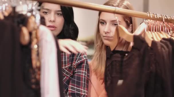 Mulheres adultas jovens olhando para roupas — Vídeo de Stock