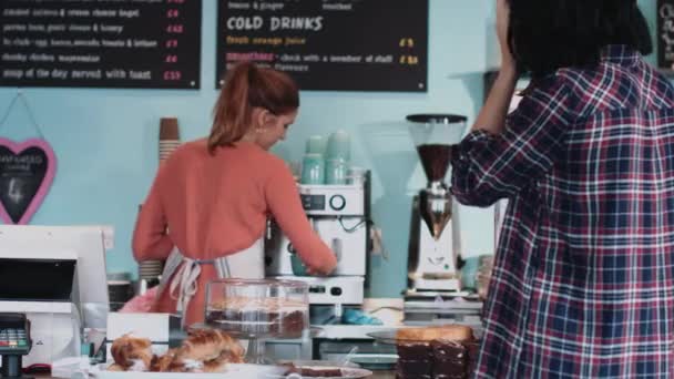 Женщина-бариста, подающая кофе — стоковое видео