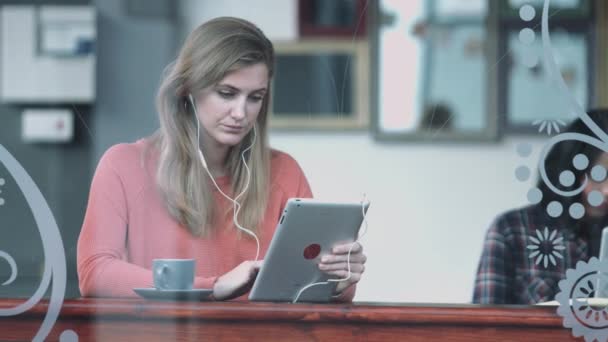 Mujer trabajando en tableta digital — Vídeos de Stock