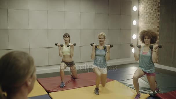 Groep van volwassen vrouwen oefenen met gewichten — Stockvideo