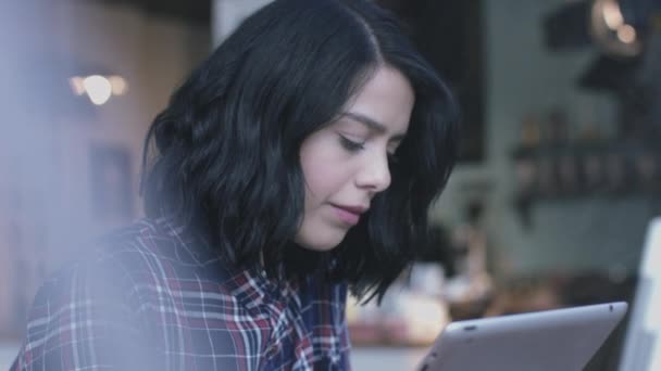Mladá žena, pracující na digitálním tabletu — Stock video