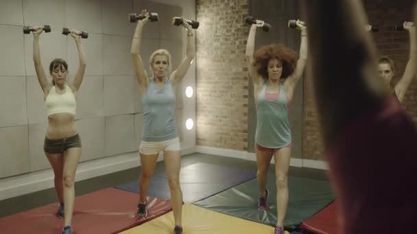 Grupo de mujeres adultas que hacen ejercicio con pesas — Vídeo de stock