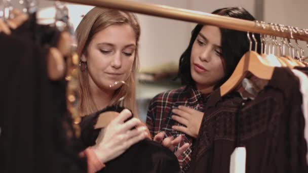 Молоді дорослі жінки дивляться на одяг — стокове відео
