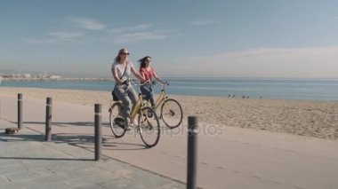 Kumsalda Bisiklete binme turist 