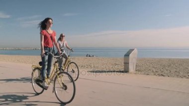Kumsalda Bisiklete binme turist