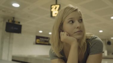 Bagaj için bekleyen kadın