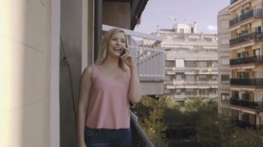 Kadın turist telefonda konuşuyor. 