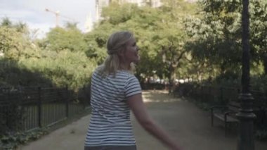 parkta yürüyen kadın