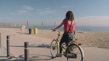 Kumsalda Bisiklete binme turist 