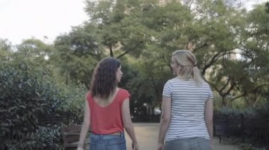 parkta yürüyen kadınlar