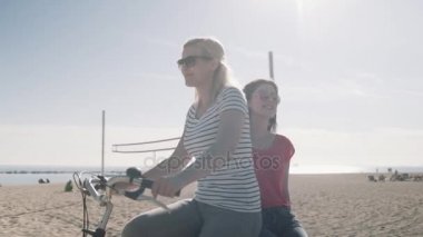 Kumsalda Bisiklete binme turist