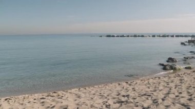 Deniz kenarında yürüyen kadınlar 
