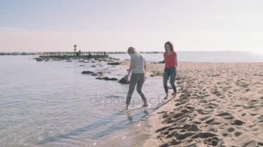 Deniz kenarında yürüyen kadınlar 