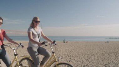 Kumsalda Bisiklete binme turist