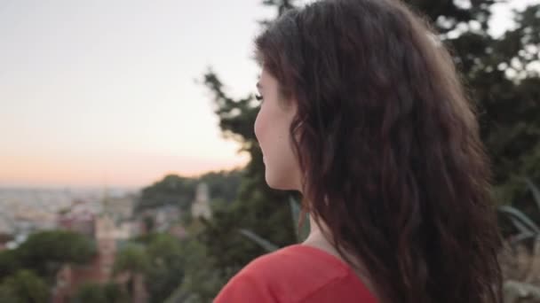 Mujer disfrutando de la vista de Barcelona — Vídeos de Stock