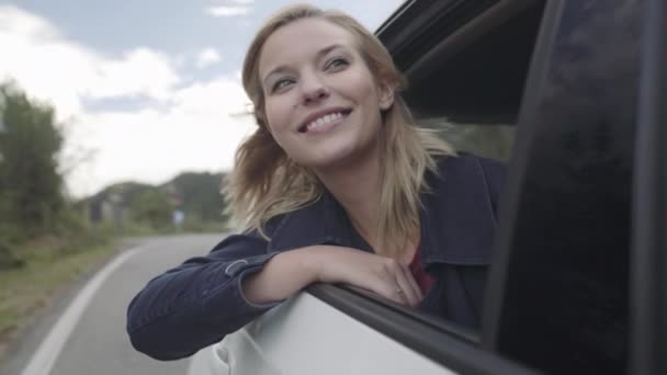 Feminino pendurado fora de carro — Vídeo de Stock