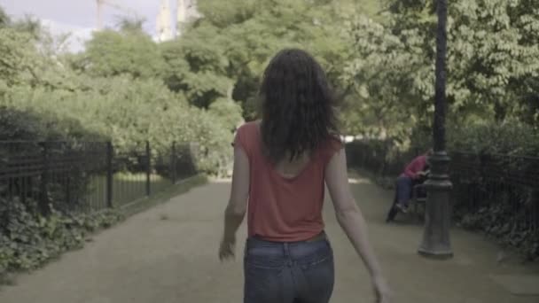 Mujer caminando en el parque — Vídeo de stock