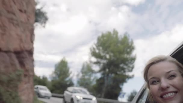 Frau hängt aus Auto — Stockvideo