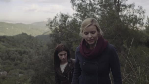 Mujeres disfrutando vistas a la montaña — Vídeos de Stock